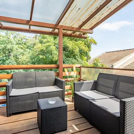 Easy Airport Access - Balcony - Simple Appartement *