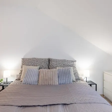 Easy Airport Access - Balcony - Simple Appartement *