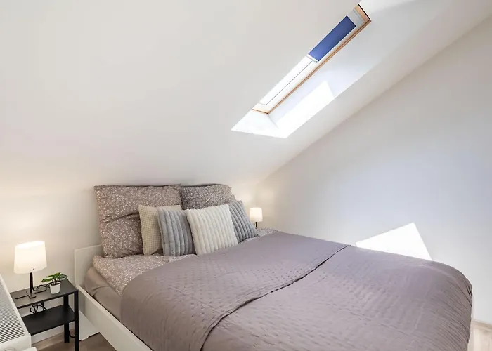 Easy Airport Access - Balcony - Simple Apartment