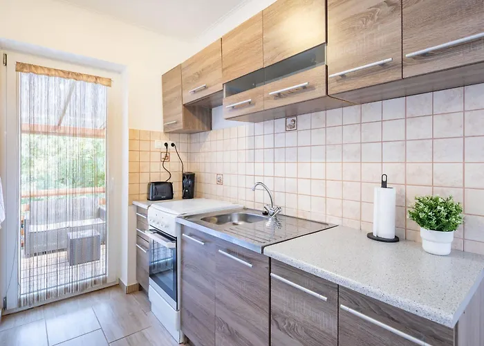 Easy Airport Access - Balcony - Simple Apartment Budapest